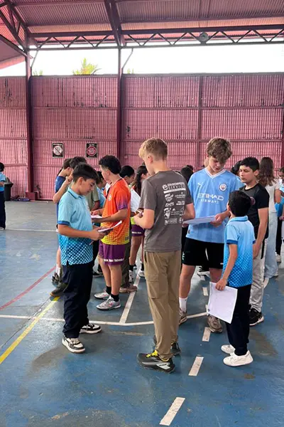 Volunteers facilitating Recreos for local kids
