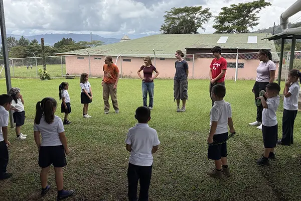 Volunteers leading Recreos for kids