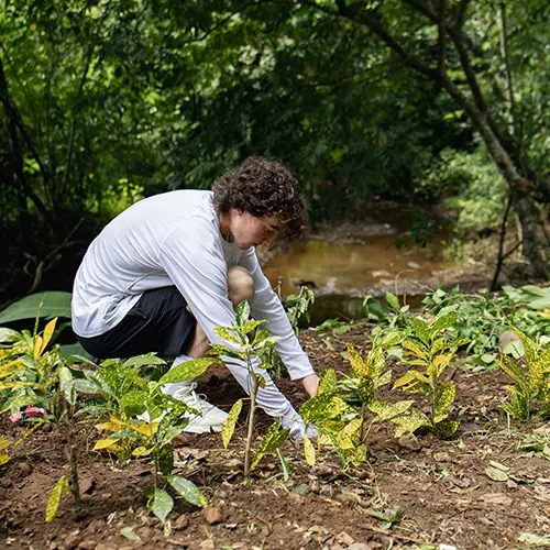 Volunteer does service work in Panama
