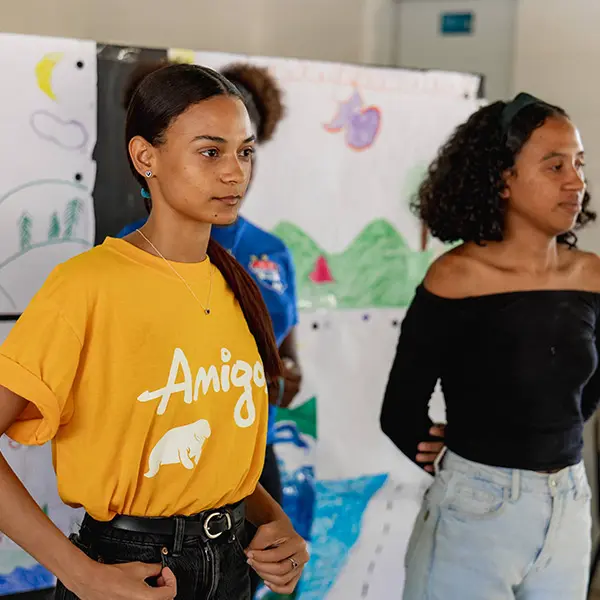 Jóvenes locales participan en programas de AMIGOS