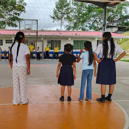 Kids playing during Recreos with AMIGOS volunteers