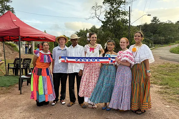 Volunteers with traditional Panamanian clothes