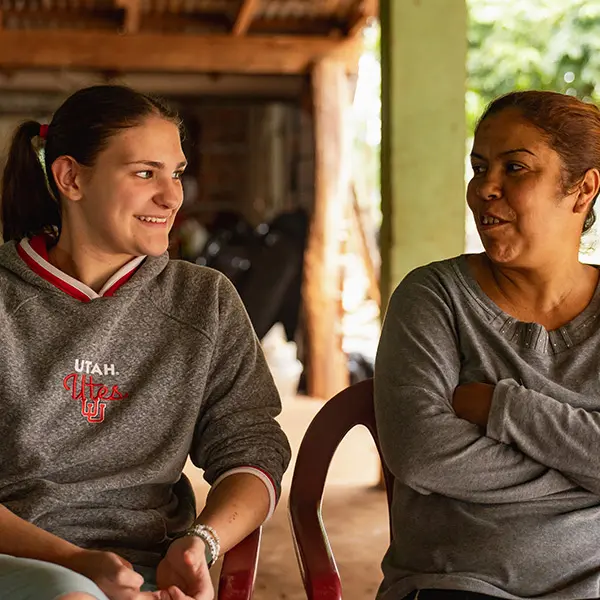 Una voluntaria de AMIGOS y su mamá anfitriona