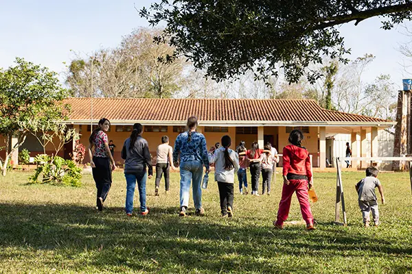 Volunteer and local kids during Recreos