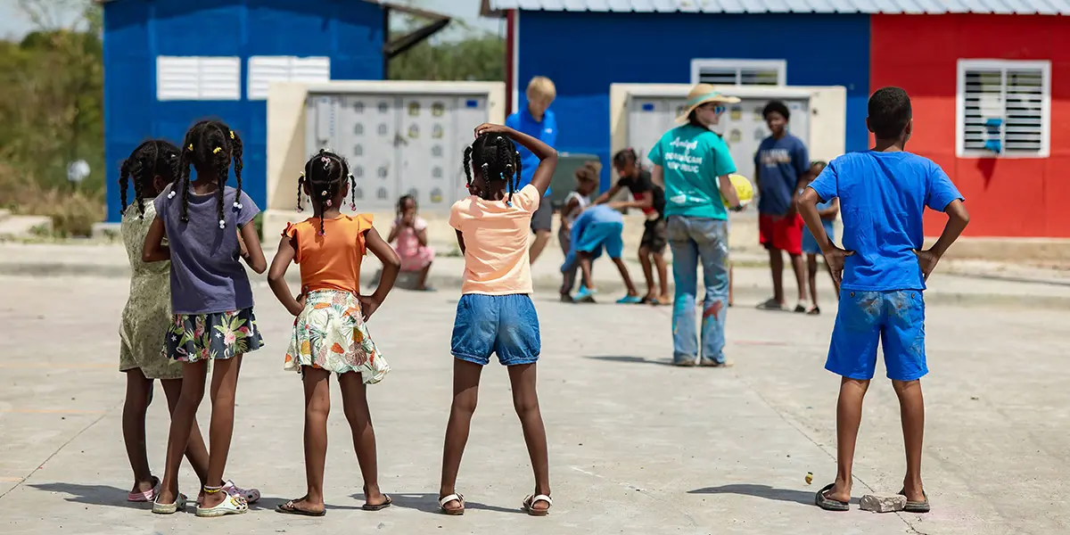 Volunteers facilitate Recreos with local kids